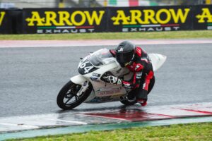 Piloti in gara al Mugello durante il Dunlop CIV su asfalto bagnato e condizioni di pioggia