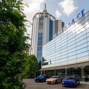 Showroom Maserati di Modena predisposto per i Tridente Talks e le iniziative BOTTEGAFUORISERIE