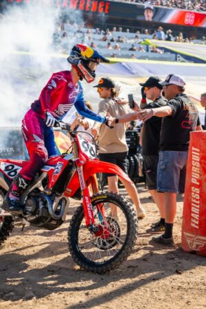 Hunter Lawrence su Honda CRF450RWE durante il main event del Supercross AMA 2026 a Salt Lake City