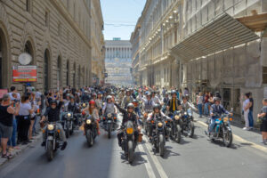 Partecipanti del Distinguished Gentleman's Ride Roma su moto modern classic e cafe racer per la raccolta fondi