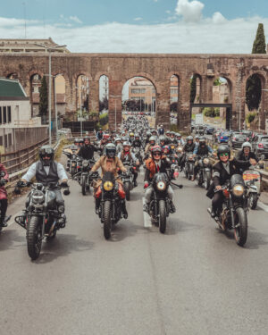 Motociclisti in abiti eleganti e moto modern classic alla parata Distinguished Gentleman's Ride Roma 2026