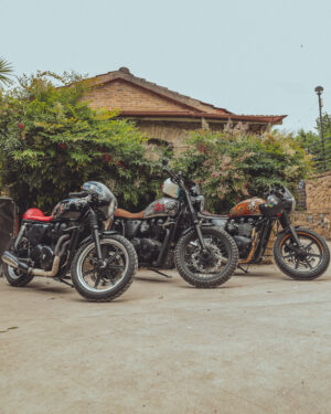 Parata del Distinguished Gentleman's Ride Roma con moto modern classic e partecipanti in abiti eleganti per beneficenza
