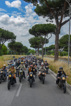 Parata di moto modern classic al Distinguished Gentleman's Ride Roma con partecipanti in abiti eleganti