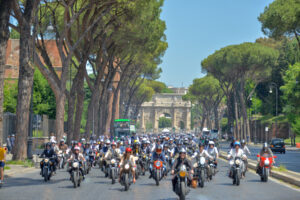 Partecipanti del Distinguished Gentleman's Ride Roma 2026 su moto modern classic con abiti in stile tweed