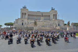 Partecipanti del Distinguished Gentleman's Ride Roma su moto modern classic con abbigliamento elegante e tweed