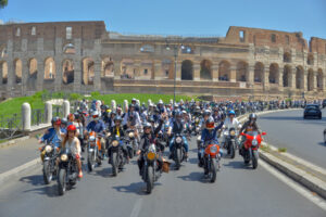 Motociclisti in abiti eleganti alla parata del Distinguished Gentleman's Ride Roma per la raccolta fondi