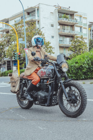 Partecipanti del Distinguished Gentleman's Ride Roma su moto modern classic