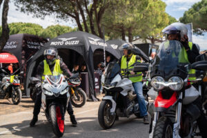 Partecipanti alla Biker Fest International 2026 durante demo ride e parate a Lignano Sabbiadoro
