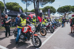 Motociclisti in parata a Lignano Sabbiadoro durante Biker Fest 2026