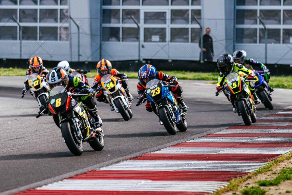 Piloti di minimoto in gara alla Pista Azzurra durante il round 2 del Campionato Italiano Minimoto