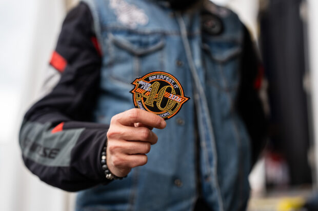 Partecipanti e motociclette al Biker Fest International di Lignano, evento per appassionati custom e touring
