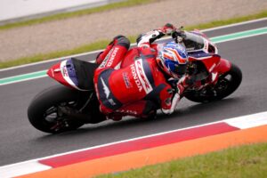 CBR1000RR-R Honda HRC in pista a Most durante il debutto di Chantra e Kunii