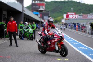 Somkiat Chantra e Yuki Kunii con Honda HRC durante le prove libere al WorldSBK Most