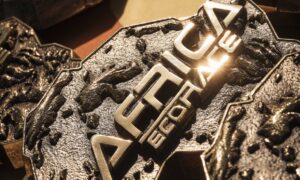 Equipaggi e veicoli dell'Africa Eco Race 2027 durante il raid africano
