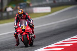 Joan Mir con i colori Honda HRC Castrol al GP di Catalunya dopo le prove libere di venerdì