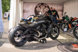 Carl Fogarty con rappresentanti istituzionali durante la cerimonia d'apertura della 40ª Biker Fest International