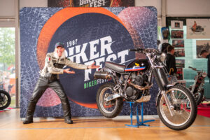 Carl Fogarty con organizzatori e autorità alla cerimonia d'apertura della 40ª Biker Fest International