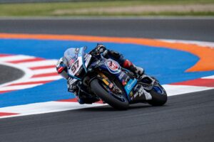 Piloti Pata Maxus Yamaha con la Yamaha R1 durante il weekend WorldSBK a Most