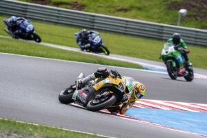 Piloti e moto del WorldSBK in azione al circuito di Most durante le prove libere