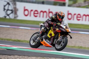 Piloti e moto in azione durante le libere del WorldSBK Most