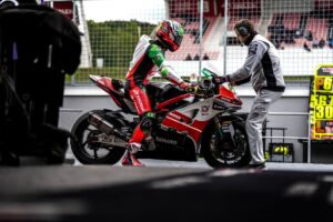 Moto WorldSBK in scena al circuito di Most durante le prove libere del weekend