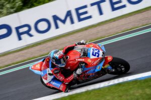 Piloti WorldSBK in azione al circuito di Most durante le prove libere