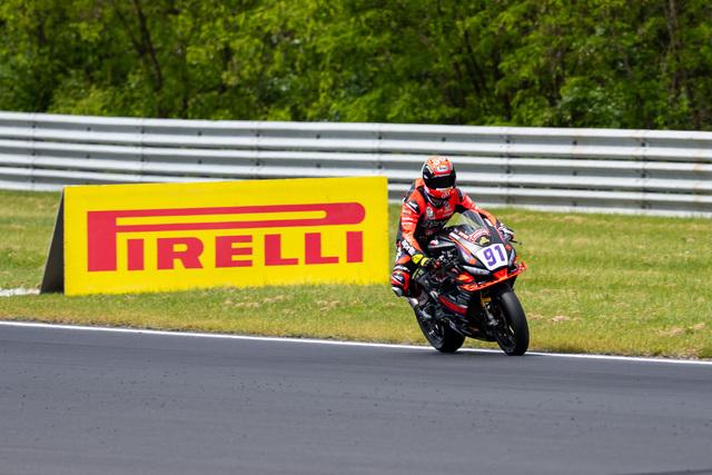 Nicolò Bulega in sella alla Ducati ufficiale a Most durante Gara1 del WorldSBK