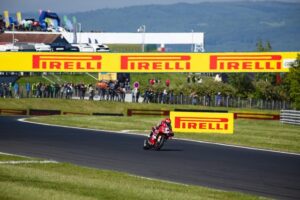 Nicolò Bulega in azione sul circuito di Most durante Gara1 con Ducati e gomme Pirelli