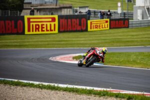 Nicolò Bulega sulla Ducati a Most con pneumatici Pirelli durante il round WorldSBK 2026