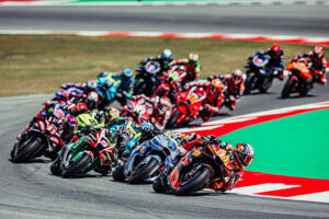 Pedro Acosta con la Red Bull KTM RC16 della KTM MotoGP in lotta nella Sprint del GP di Catalogna