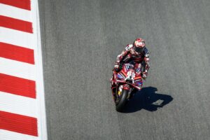 Francesco Bagnaia terzo al GP di Catalunya MotoGP con la Ducati dopo una difficile rimonta