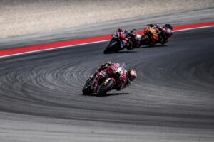 Francesco Bagnaia sul podio con la Ducati dopo il GP di Catalunya