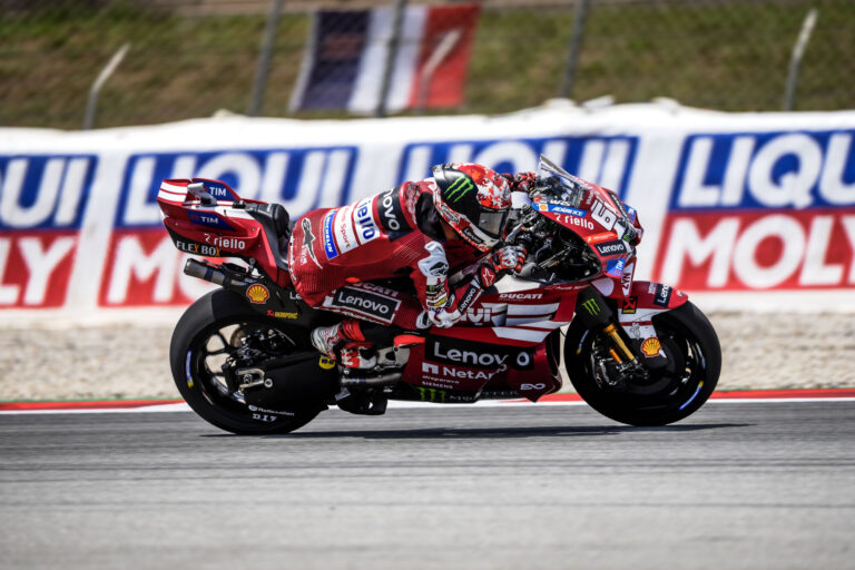 Bagnaia terzo nel caotico GP di Catalunya, tripletta Ducati