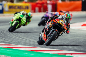 Brad Binder con la KTM RC16 in pista al Circuit de Barcelona-Catalunya
