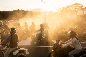 Partecipanti e motocicli alla Biker Fest International a Lignano Sabbiadoro durante la 40ª edizione