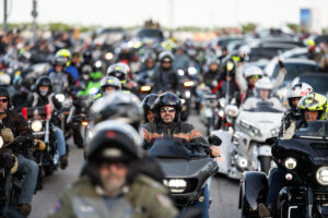 Partecipanti e moto alla 40ª edizione del raduno motociclistico Biker Fest a Lignano Sabbiadoro