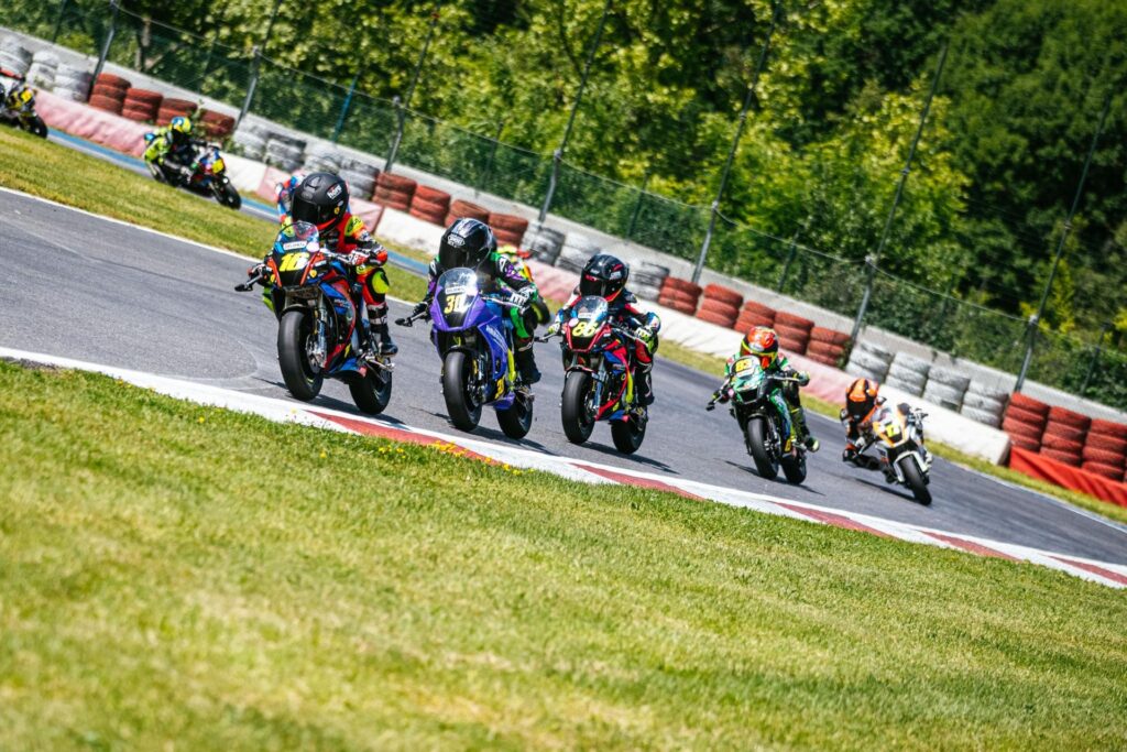 Piloti del Campionato Italiano Minimoto in azione alla Pista Azzurra di Borgo Ticino
