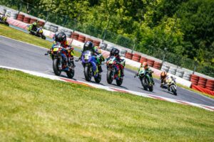 Piloti del Campionato Italiano Minimoto in azione alla Pista Azzurra di Borgo Ticino