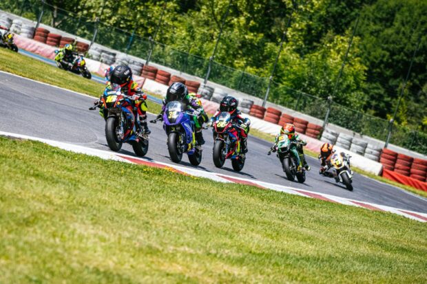 Piloti del Campionato Italiano Minimoto in azione alla Pista Azzurra di Borgo Ticino