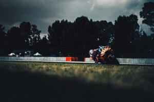 Pedro Acosta su KTM RC16 durante il test MotoGP di Barcellona
