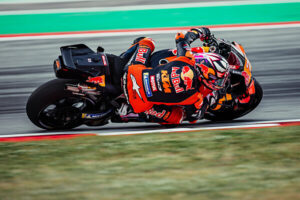 Enea Bastianini su KTM RC16 durante il test MotoGP di Barcellona