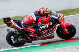 Honda RC213V del team HRC Castrol in pista durante i test MotoGP di Barcellona