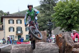Piloti e moto da trial nel paddock di Asiago per il Campionato Italiano Trial 2026