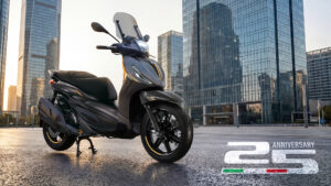 Piaggio Beverly 25th Anniversary in livrea Grigio 25th Anniversary con dettagli oro e finiture nere