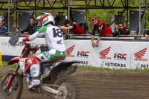 Piloti Honda HRC Petronas a Lacapelle-Marival prima del via al MXGP di Francia 2026