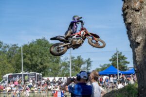 Jeffrey Herlings in azione con la Honda CRF450RW durante la qualifica del MXGP di Francia