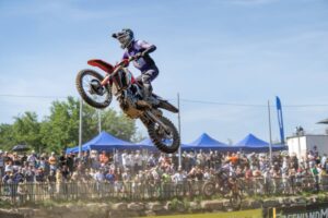Jeffrey Herlings in pista durante la qualifica del MXGP di Francia, primo nelle prove
