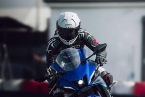 Airoh GP 800 casco stradale sportivo con calotta in HPC Carbon o Full Carbon 6K e visiera 2D extra wide