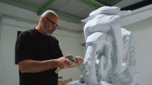 Scultura Hanami in marmo ispirata allo scooter Honda SH125 con richiami alle linee del modello