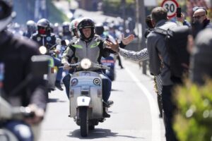 Veicolo Vespa esposto durante l'evento Vespa Roma 2026